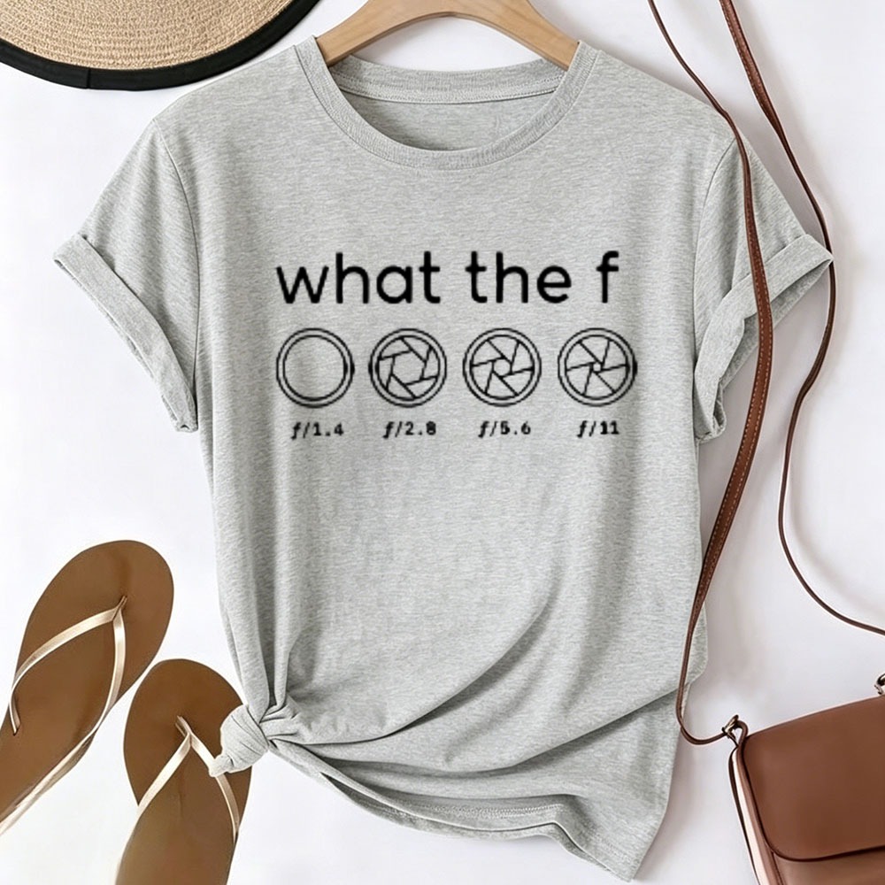 Photography Quotes Funny - 「F値って何？」カメラの絞り値をテーマにしたグラフィックTシャツ。男性・女性向け。写真家や写真愛好家におすすめ。面白い言葉をプリントしたデザイン。カメラレンズをモチーフにしたトップス。